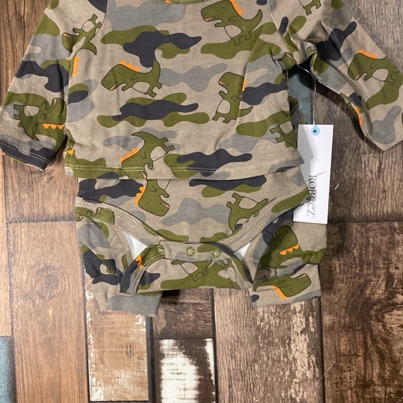 Robeez Dino 🦖 camo two piece set pattered onsie - Picture 4 of 16